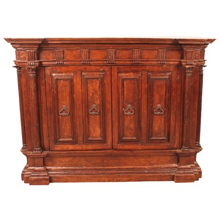 Credenza Massello di noce con colonne corinzie scolpite sui lati. Ebanisteria...