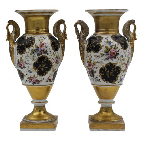 Coppia vasi Antica porcellana decorata a motivi floreali con cigli alati ai...