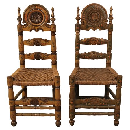 Due grandi sedie Legno scolpito e dipinto a motivi floreali. Cimasa...