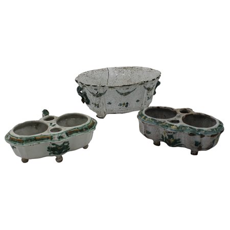 Lotto di due oliere e una zuppiera Antica maiolica decorata a motivi vegetali...