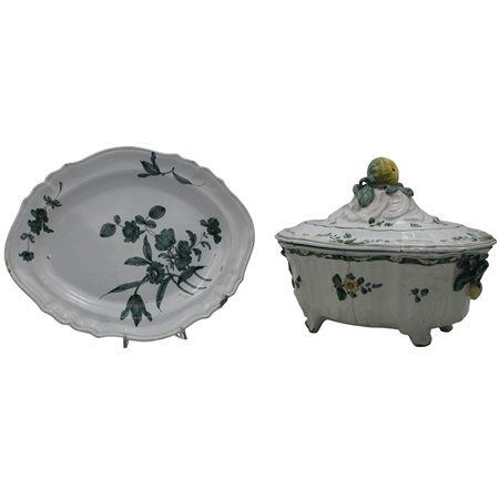 Zuppiera con vassoio Antica maiolica decorata a motivi vegetali e floreali...