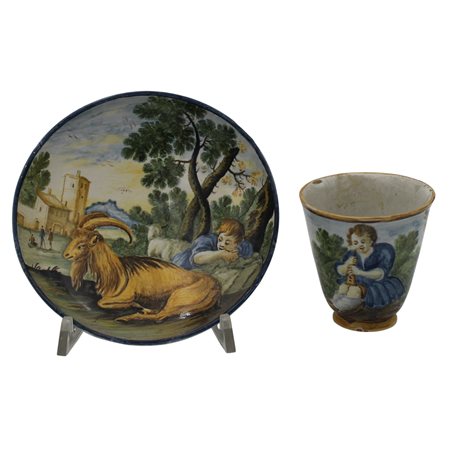 Tazzina e piatto Antica maiolica decorata con scena campestre. Napoli. Fine...