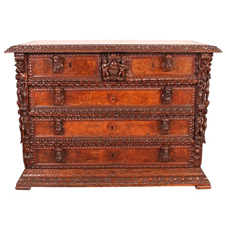 Importante cantarano Massello di noce riccamente intagliato con figure...