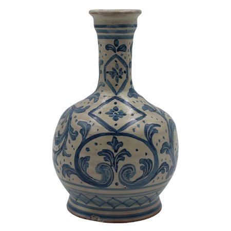 Bottiglia Maiolica policroma. Firmata Mario Iudici. Secolo XX. Cm h 22