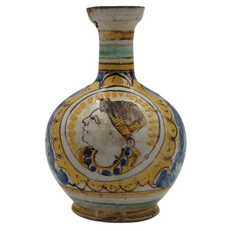 Bottiglia Antica maiolica decorata sul davanti con profilo di donna e sul...