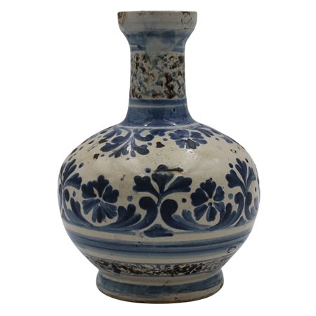Bottiglia Antica maiolica decorata a motivi ornamentali e floreali policromi...