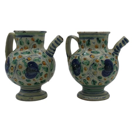 Coppia versatori Antica maiolica decorati a tutto tondo a motivi vegetali e...