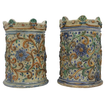 Due grandi cilindri a torre Antica maiolica decorata a motivi floreali e...