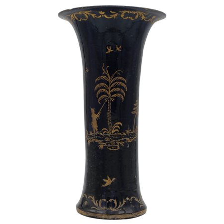 Vaso a tromba Antica maiolica decorata a motivi orientali e volatili dorati...