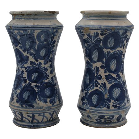 Coppia albarelli Antica maiolica decorata a tutto tondo a motivi vegetali e...
