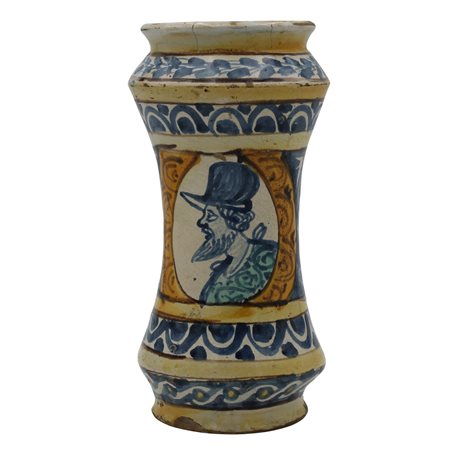 Albarello Antica maiolica con profilo di uomo con cappello sul davanti e...