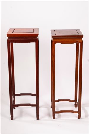 Due piedistalli di forma quadrangolare in legno, Cina secolo XX