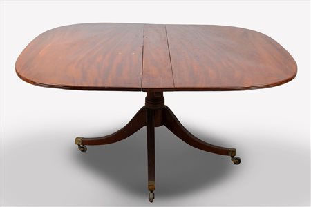 Tavolo da pranzo lastronato in mogano ad ali laterali richiudibili. Inghilterra, secolo XIX