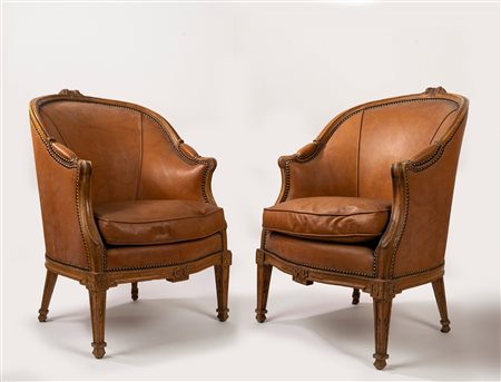 Coppia di antiche poltrone in legno intagliato