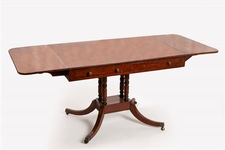 Tavolo da centro ad alette lastronato in mogano. Secolo XIX