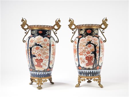 Coppia di vasi in porcellana Imari , Japan, 19th century