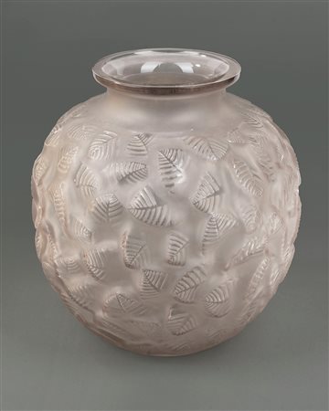 Lalique - Vaso Charmilles in vetro smerigliato, modello 978, circa 1926