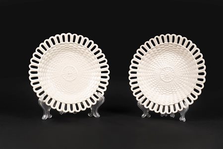 Coppia di piatti in terraglia bianca, Napoli, secolo XIX