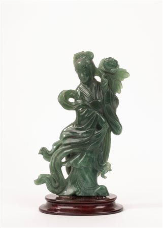 Guanyin in pietra dura verde, Cina secolo XX