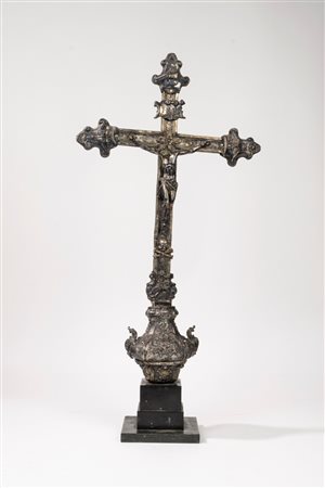 Croce astile in argento cesellato e sbalzato