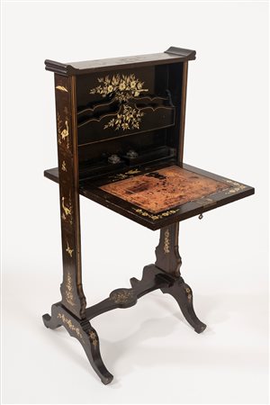 Scrittoio a ribalta di gusto orientale, secolo XIX