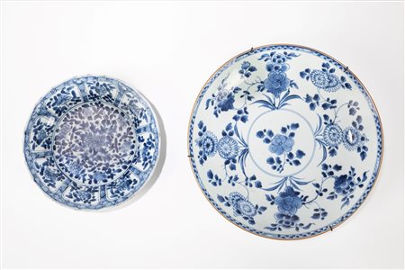 Due piatti in porcellana bianco e blu, China, 18th century