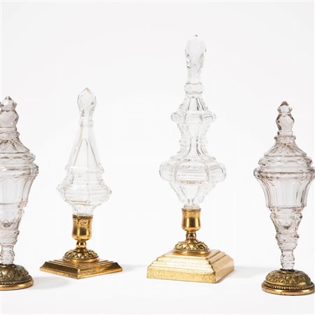 Gruppo di quattro finali di lampadario in cristallo, secolo XVIII/XIX