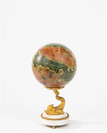 Sfera in marmo su base in bronzo dorato e marmo bianco, secolo XX