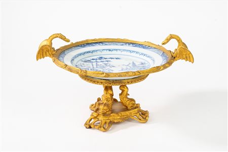 Alzata in bronzo dorato  e porcellana, secolo XX