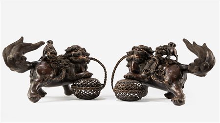 Due grandi incensieri in bronzo con coperchio, Japan, 19th century