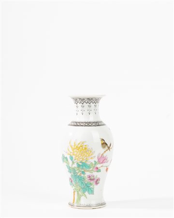 Piccolo vaso in porcellana famiglia rosa