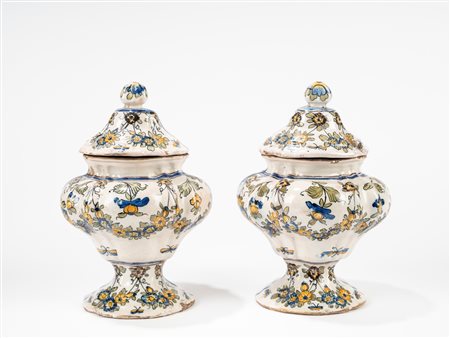 Due vasi con coperchio in maiolica policroma. Manifattura Cerreto Sannita