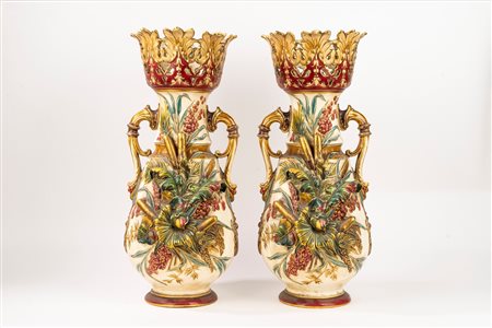 Coppia di vasi biansati in ceramica policroma, 19th century
