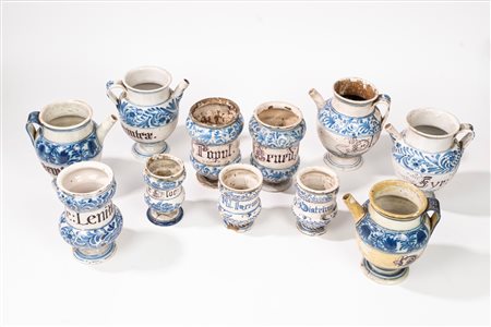 Lotto composto da cinque versatoi e sei albarelli in maiolica, 18th century