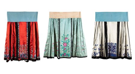 Tre gonne in seta, tra cui una a fondo bianco, una a fondo rosso, e una a fondo turchese, China, Qing Dynasty