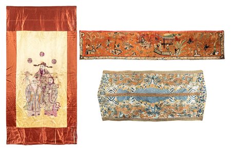 Lotto composto da un grande pannello ricamato con tre figure di saggi (tagli), e due striscie finemente ricamate con draghi e fenici e pipistrelli, China, late Qing dynasty