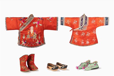 Lotto composto da due piccole vesti da bambino e tre paia di scarpine, China, late Qing dynasty