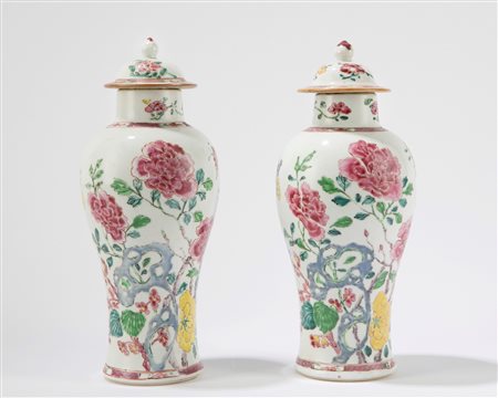Coppia di vasi a balaustra con coperchio in porcellana Famiglia Rosa, China, 18th century