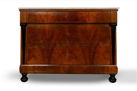 Cassettone Impero lastronato in piuma di mogano