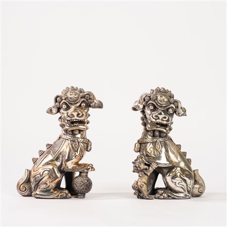 Coppia di cani di Pho placcati in argento, Cina secolo XX
