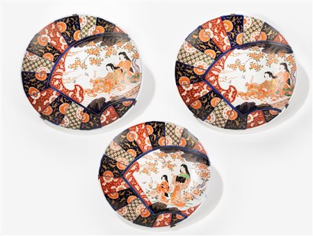 Tre piatti in porcellana, Japan, Meiji period (1868-1912)