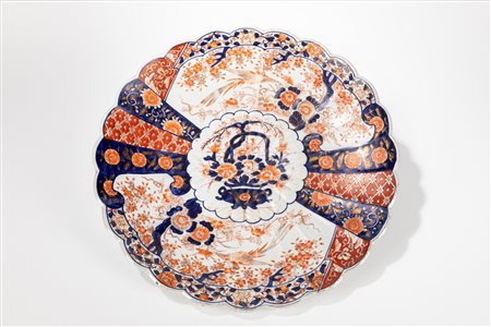 Piatto lobato in porcellana Imari, Japan, Meiji period (1868-1912)