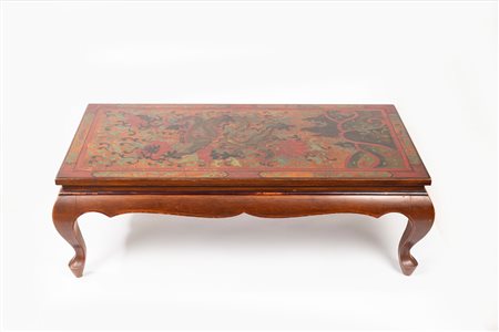 Tavolino basso orientale in legno laccato e dipinto