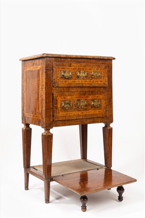 Comodino lastronato e filettato in noce e radica di noce, fine secolo XVIII