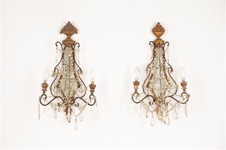 Due appliques in legno intagliato e dorato con pendenti in vetro