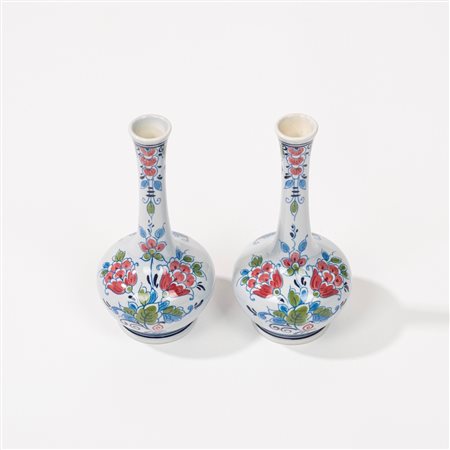 Manifattura Royal Goedewaagen, Delft, Frysia. Coppia di piccoli vasi a bottiglia in porcellana