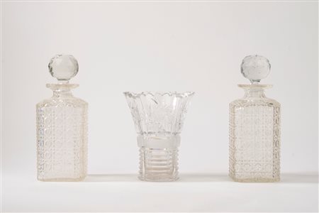 Coppia di bottiglie da liquore con tappo e un vaso portafiori  in cristallo molato con decoro a motivi floreali