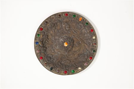 Piatto da parata in rame sbalzato e inciso a motivi floreali