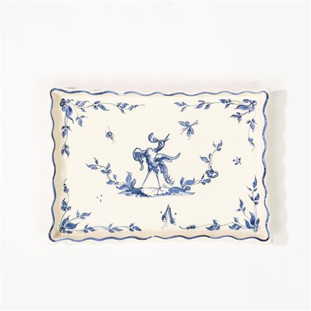 Manifattura L’Aia (Den Haag), Olanda. Vassoietto in porcellana bianca con decoro monocromo blu 