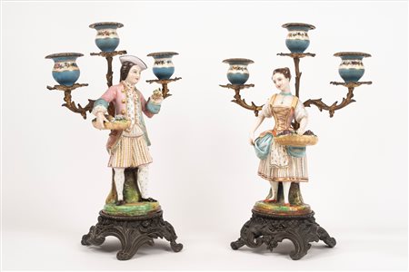 Coppia di candelabri in porcellana policroma e metallo, secolo XIX